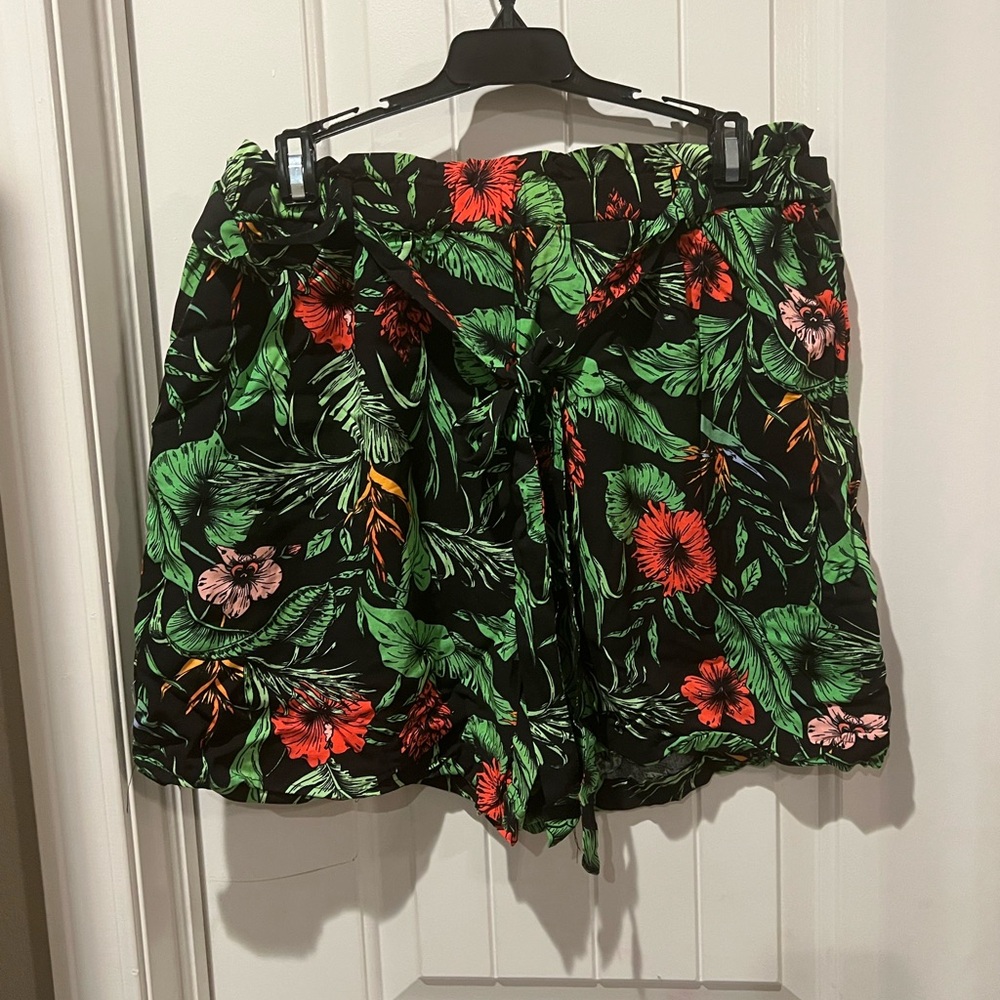 Classic Concepts Women's Vibrant tropical black, green Print Shorts sz large